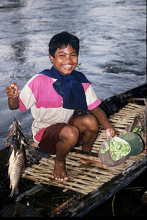Tribal boy collects family supper: wild flowers and fish from the Serepok River in the Mekong River ...
© WWF / Elizabeth KEMF Tribal boy collects family supper: wild flowers and fish from the Serepok River in the Mekong River ...
© WWF / Elizabeth KEMF