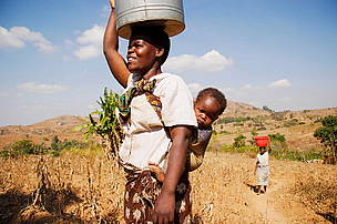 Farmers carrying water from a remote water pond in Malawi, Africa.
© WWF / Yoshi SHIMIZU Woman carrying bucket of water
© WWF / Yoshi SHIMIZU