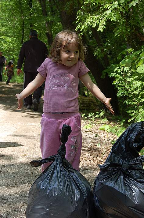 Национален ден на природните паркове 2011 – Природен парк Златни пясъци
© Zlatni Pyasatsi Nature Park archive A young volunteer at Zlatni Pyasatsi Nature Park during WWF's National Day of the Nature Parks, 2011 rel=