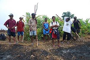Marie-Hélène Rasoalalanirina from WWF Andapa is talking to villagers about Slash-and-Burn
© WWF Madagascar / Martina Lippuner
© WWF Madagascar / Martina Lippuner