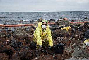 A WWF-Norway staff member assists in the clean-up after an oil spill off the coast of Langesund, ...
© WWF-Norway / Elizabeth Kjono A WWF-Norway staff member assists in the clean-up after an oil spill off the coast of Langesund, ...
© WWF-Norway / Elizabeth Kjono