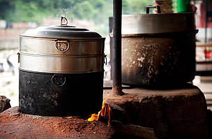 The use of wood collected from local forests for fuel poses a serious threat to the forests of the Himalayas. © WWF / Seth JACKSON The use of wood collected from local forests for fuel poses a serious threat to the forests of the Himalayas.
