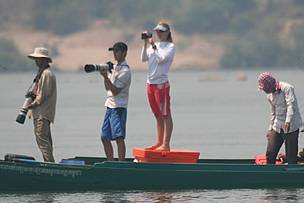 The research team is waiting for Mekong Irrawaddy dolphins to surface during the 2010 population ...
© Hang Sereyvuth / WWF-Cambodia
© Hang Sereyvuth / WWF-Cambodia