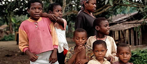 Baka pygmy children, Minkébé, Gabon / ©: WWF-Canon / Michel GUNTHER rel=