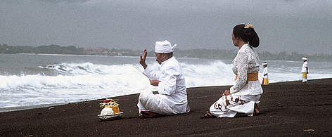 Blessing of the Ocean, Balinese New Year, Bali, Indonesia.
© WWF / Elizabeth KEMF Blessing of the Ocean, Balinese New Year, Bali, Indonesia. rel=