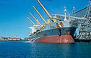 Ballast water discharge in port.
© IMO/Globallast
© IMO/Globallast