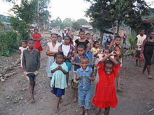 Curious children upon my arrival in Ambodihasina, August 2006
© WWF / Claire Balbo Children in village-Aug.06
© WWF / Claire Balbo
