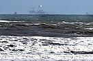 Drilling platform in gray whale habitat, off Sakhalin Island, Russian Federation.
© WWF / Vladimir FILONOV Drilling platform in gray whale habitat, off Sakhalin Island, Russian Federation.
© WWF / Vladimir FILONOV