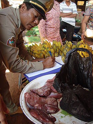 A policeman stopping the illegal sale of wild meat at Sen Monorom market in northeastern Cambodia.
© WWF-Cambodia / Rohit Singh
© WWF-Cambodia / Rohit Singh