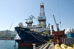 Shell ship. / ©: WWF Shell plans to begin drilling in the Beaufort Sea as soon as July 1 and expand drilling operations ... / ©: WWF