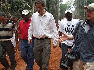 เจ้าหน้าที่ WWF และนักข่าว CNN ...
© WWF / Peter Ngea
© WWF / Peter Ngea