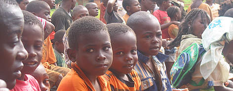 Primary school children near the Lobeke National Park listen to basic health tips from Health ... / ©: WWF / Peter Ngea rel=