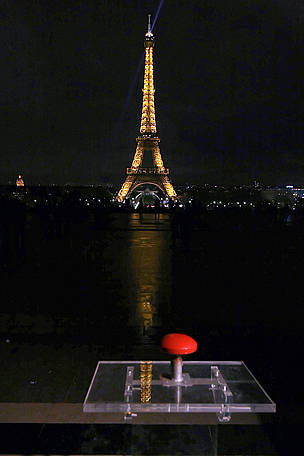 The 'lights off' button waiting to be pressed wich will switch off the illuminations on the Eiffel ...
© Martin Leers / WWF-France
© Martin Leers / WWF-France