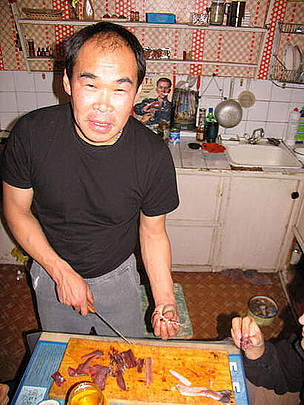 Preparing whale blubber and other local delicacies.
© Tom Arnbom Preparing whale blubber and other local delicacies.
© Tom Arnbom