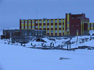 The school in Ryrkaypiy overlooks a haul out of 40,000 walrus.
© Tom Arnbom The school in Ryrkaypiy overlooks a haul out of 40,000 walrus.
© Tom Arnbom