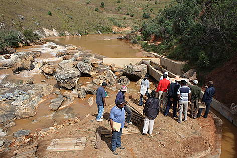 Construction d'un petit barrage pour l'irrigation des cultures. Fandriana, Madagascar.
© WWF-MWIOPO rel=