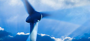 Wind turbine turning on a stormy day. / ©: istockphoto / David Joyner / ©: istockphoto / David Joyner