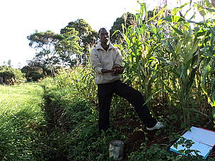 Kawaka Fanuel displaying soil samples he collected for nematodes isolation
© WWF / Kawaka J Fanuel
© WWF / Kawaka J Fanuel