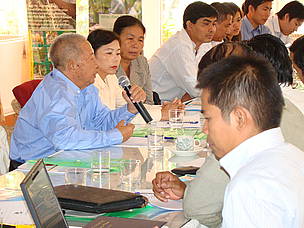 Mr Lip Cheang, Chief of Rattan Association of Cambodia addresses other members and partners during ...
© WWF Cambodia / Bin Narun
© WWF Cambodia / Bin Narun