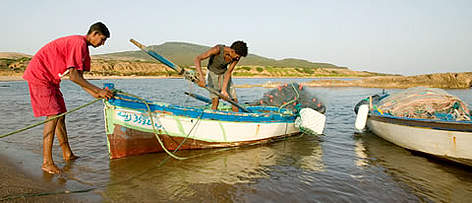 Pêcheurs déchargeant leurs prises, Sidi Mechreg, Tunisie.
© WWF-MEDITERRANEAN / E. PARKER rel=