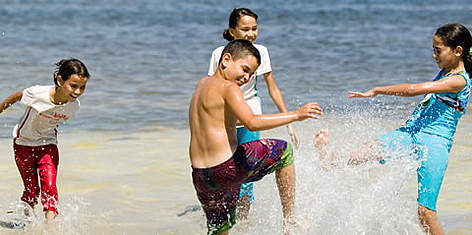 Enfants jouant dans la mer à Sidi Youssef, Kerkennah, Tunisie.
© WWF-MEDITERRANEAN / E. PARKER rel=