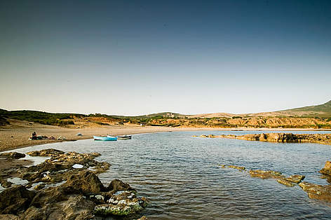 Plage et littoral avec bateaux de pêche, Sidi Mechreg, Tunisie.
© WWF-MEDITERRANEAN / E. PARKER rel=