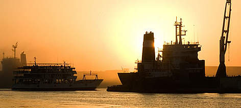 Lever du soleil au port commercial, Sfax, Tunisie.
© WWF-MEDITERRANEAN / E. PARKER rel=
