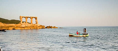 Activité de pêche près d'une côte rocheuse, Sidi Mechreg, Tunisie.
© WWF-MEDITERRANEAN / E. PARKER rel=