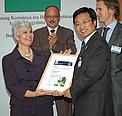 Croatian Prime Minister Jadranka receives a Gift to the Earth award from WWF-International Head of Freshwater Lifeng Li in recognition of her government's commitment to establish with Hungary Europe's largest river protected area. © WWF-Hungary, 2009 Croatian Prime Minister Jadranka receives a Gift to the Earth award from WWF-International Head of Freshwater Lifeng Li in recognition of her government's commitment to establish with Hungary Europe's largest river protected area.