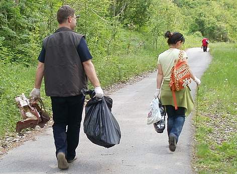 Кадър от почистването на Природен парк Русенски Лом
© Rusenski Lom Nature Park archive Volunteers take part in WWF's National Day of the Nature Parks 2011 in Rusenski Lom Nature Park rel=