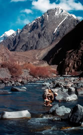 Porter crossing river, Khunjerab National Park, Pakistan.
© WWF / Hartmut JUNGIUS Porter crossing river, Khunjerab National Park, Pakistan.
© WWF / Hartmut JUNGIUS