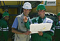 WWF representative discussing with employee of Lafarge at the gravel pit site of Bernières sur Seine, France © Lafarge WWF representative discussing with employee of Lafarge at the gravel pit site of Bernières sur Seine, France