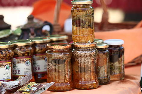 Mierea ecologica produsa de familia Onea, in Maramures
© Emil Pop rel=
