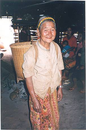 An indigenous Bunong-woman in Cambodia's Eastern Plains Landscape carrying a traditional ...
© Em Tray / WWF-Cambodia
© Em Tray / WWF-Cambodia
