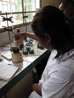 Évaluation du carbone du sol et de la litière en laboratoire.
© WWF / O. van Bogaert
© WWF / O. van Bogaert