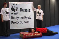 2004: WWF urges Russian President Putin to stop sleeping on the Kyoto Protocol.
© WWF
© WWF