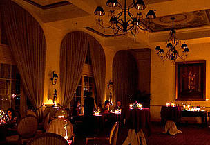 Candlelight cocktail and dinner in Restaurant Le Royal.
© Raffles Hotel Le Royal
© Raffles Hotel Le Royal