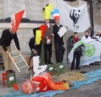 WWF-led protest : a salmon tries to swim up the Meuse River but dies after fighting pollution and ...
© WWF
© WWF