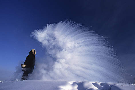 The added warming from rapid sea ice loss can penetrate up to1500km inland. Warmer temperatures ...
© WWF / Bryan Alexander/www.arcticphoto.com rel=