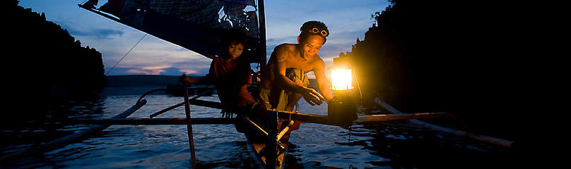Fisher at works at dusk, the Philippines. / ©: Jürgen Freund / WWF-Canon / ©: Jürgen Freund / WWF-Canon