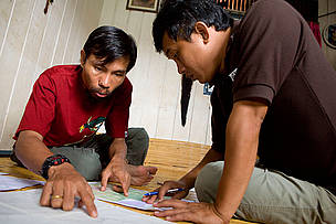 Going over the maps: Eri (left) and Data help leaders in Long Tuyo draw boundaries around the ...
© WWF / Simon Rawles
© WWF / Simon Rawles