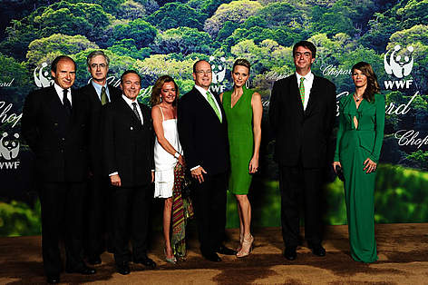 From left to right:
Simon de Pury, Jim Leape, Karl-Friedrich Scheufele, Caroline Scheufele, H.S.H ...
© Studio Casagrande / WWF rel=