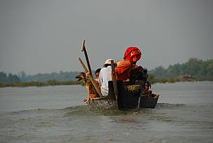 A research team during the 2009 Mekong Irrawaddy dolphin population survey on the Cambodian section ...
© Gerard Ryan / WWF-Cambodia
© Gerard Ryan / WWF-Cambodia