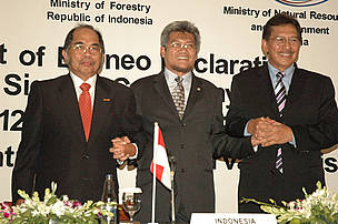 Ministers from the three Bornean governments sign the Heart of Borneo Declaration. From left: ...
© WWF-Indonesia
© WWF-Indonesia