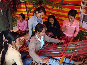 WWF organises trainings, for example in traditional weaving, to help increase community incomes ...
© WWF-Cambodia / Amy Maling
© WWF-Cambodia / Amy Maling