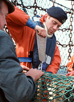 Keeping it legal, keeping it sustainable - a fisheries inspector checks mesh size on an Arctic ... / ©: WWF-Canon / Quentin BATES / ©: WWF-Canon / Quentin BATES