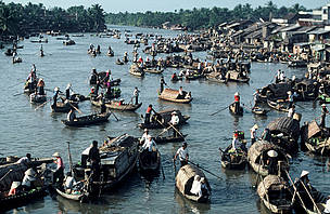 Sampans meet at early morning market in the Mekong Delta where rivers converge Vietnam <br>© Elizbeth Kemf / WWF © Elizbeth Kemf / WWF Sampans meet at early morning market in the Mekong Delta where rivers converge Vietnam