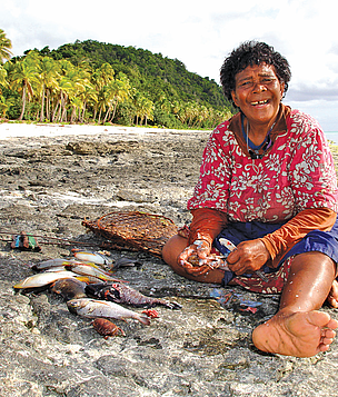 Woman gutting a fish on Kabara island
© WWF-SPPO
© WWF-SPPO
