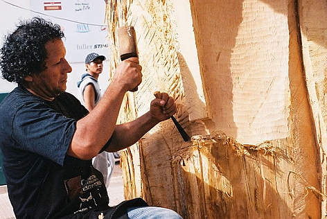 The Bolivian sculptor Juan Bustillos at work during the live International Sculptors' Workshop with ...
© WWF / María Luisa HOYOS The Bolivian sculptor Juan Bustillos at work during the live Workshop. rel=